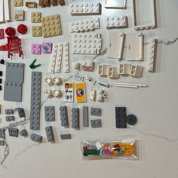 Lego Friends | 41310 Heartlake Gift Delivery Complete Set Legos - Picture 6 of 8